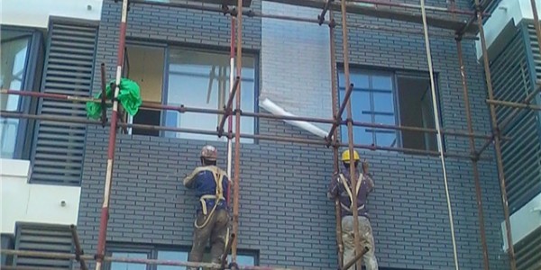 外墻保溫裂縫、脫落，外墻涂料開裂脫落，窗口進(jìn)水滲漏水維修方案