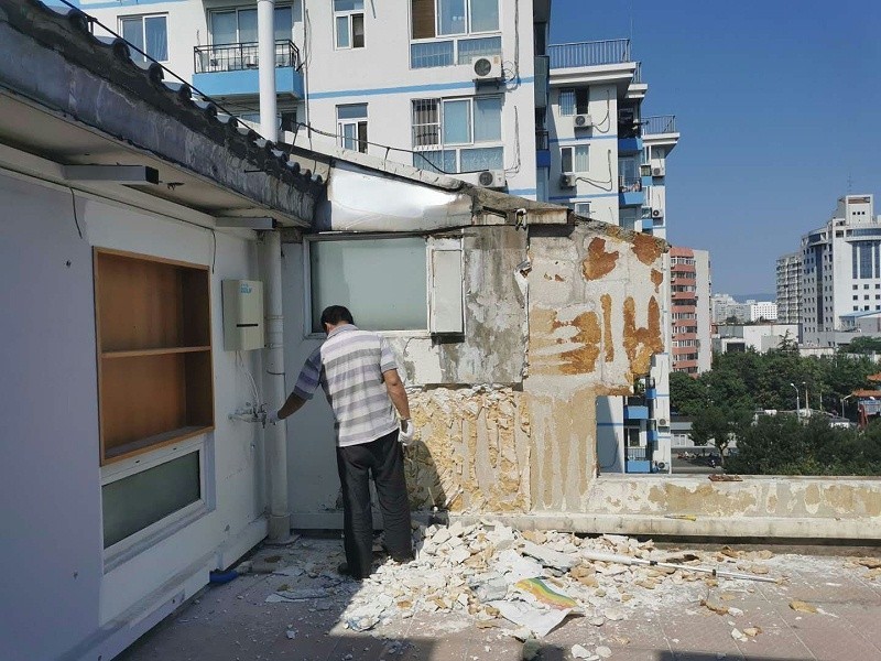 陽臺(tái)墻面保溫層開裂竄水維修