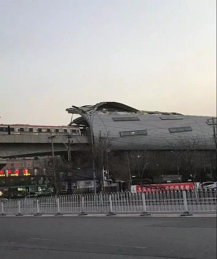 良鄉(xiāng)大學(xué)城地鐵站臺屋面脫落
